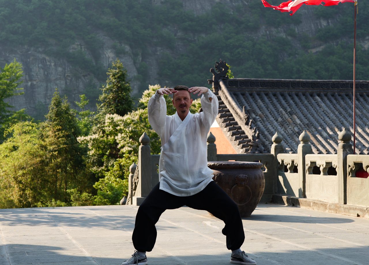 Ćwiczenie Qi Gong na tarasie świątyni w Górach Wudang