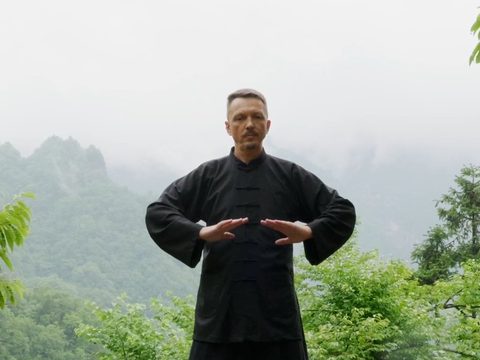 Ćwiczenie Qi Gong Xi Sui Jing we mgle w górach