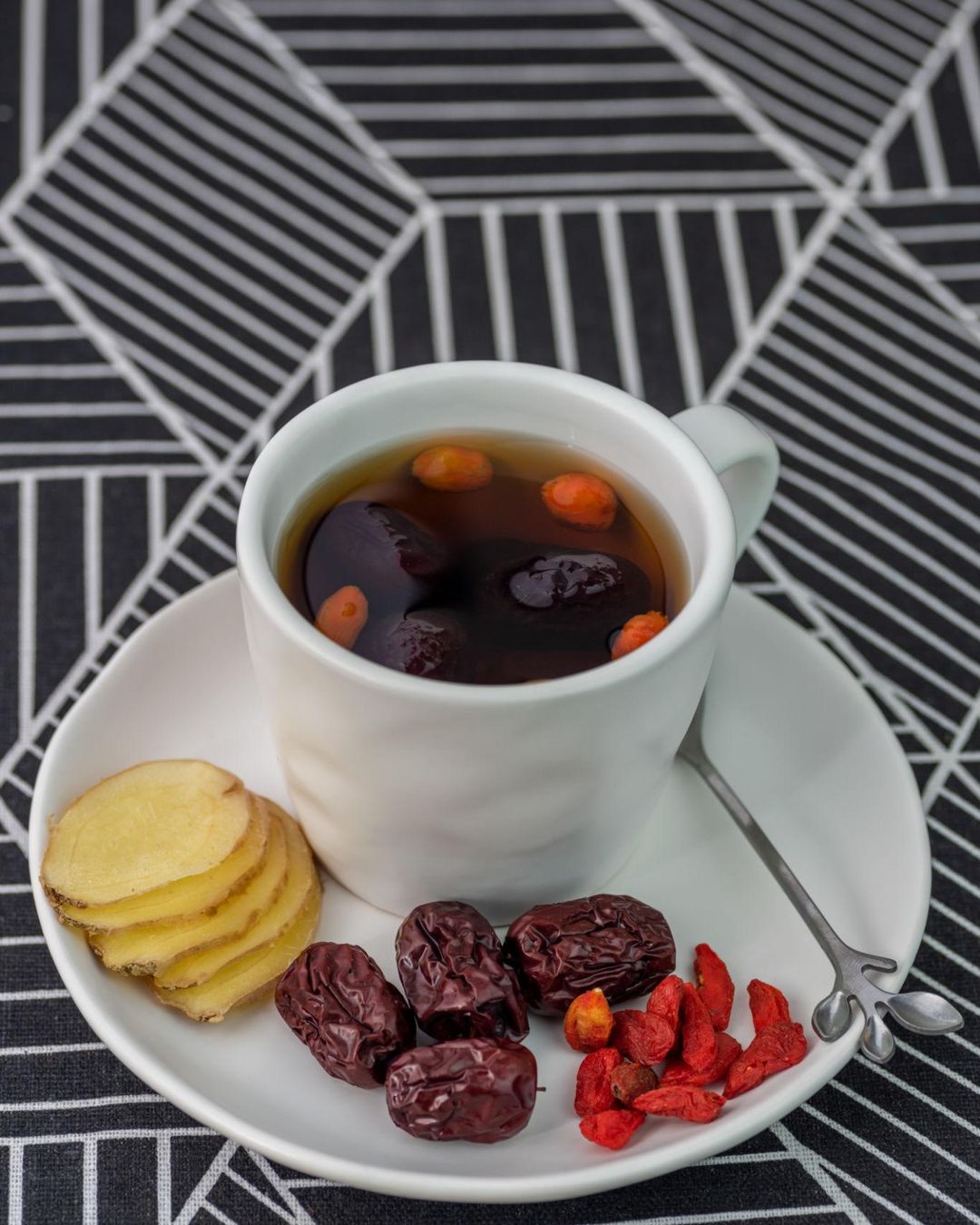 Filiżanka naparu z daktylami chińskimi, longanem, jagodami goji i imbirem